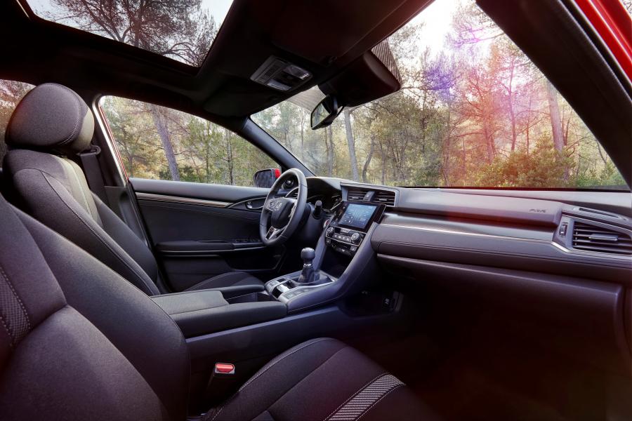 Интерьер Honda Civic Hatchback 2017 года  (WW) (фото 18 из 43)